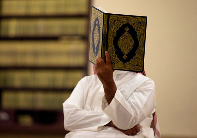 Мужчина читает Коран во время Рамадана. Эр-Рияд