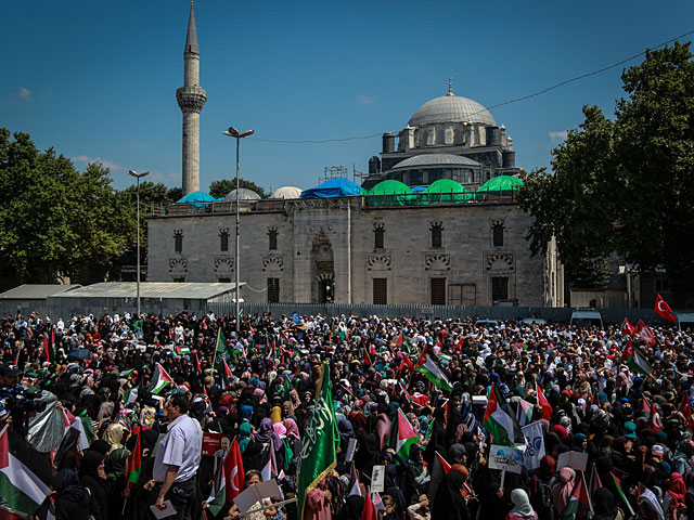 В Стамбуле прошел многотысячный митинг против «оккупации мечети Аль-Аксы»