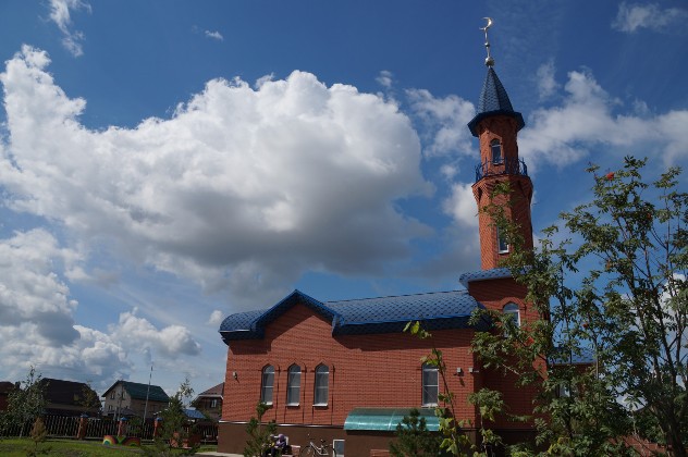 В Татарстане полумесяц на мечеть установили мусульманин и православный