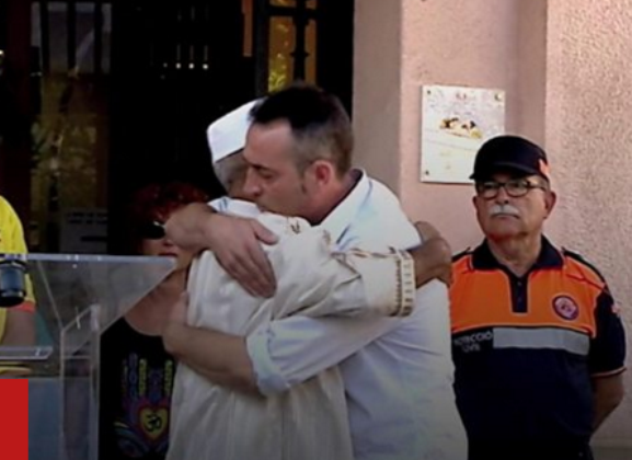Отец погибшего мальчика в Барселоне обнял имама