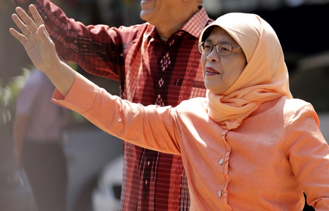 Халима  Йакуб стала  первой  мусульманкой,  избранной на пост  президента Сингапура