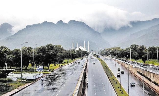 В Пакистане неизвестные возвели на мосту главной трассы флаг ИГ