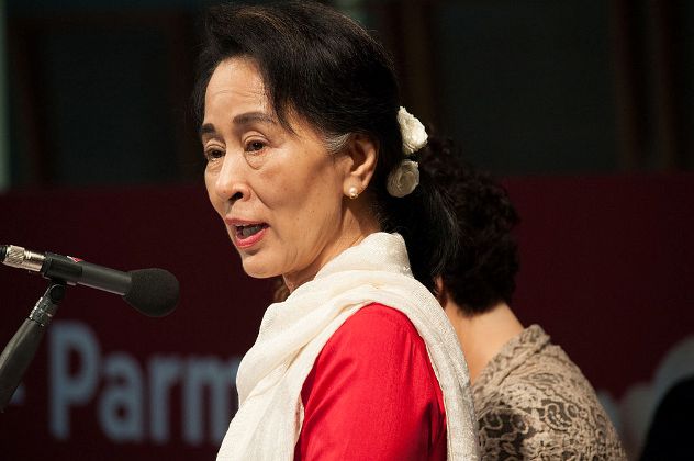 Политический лидер Мьянмы осудил насилие против рохинья