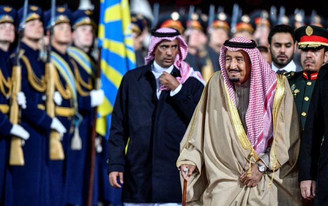 При прибытии в Москву у короля  Саудии сломался трап