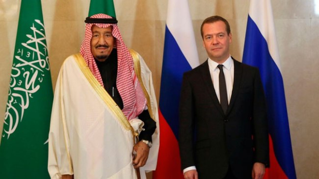 Медведев встретился с королем Саудовской Аравии в Москве