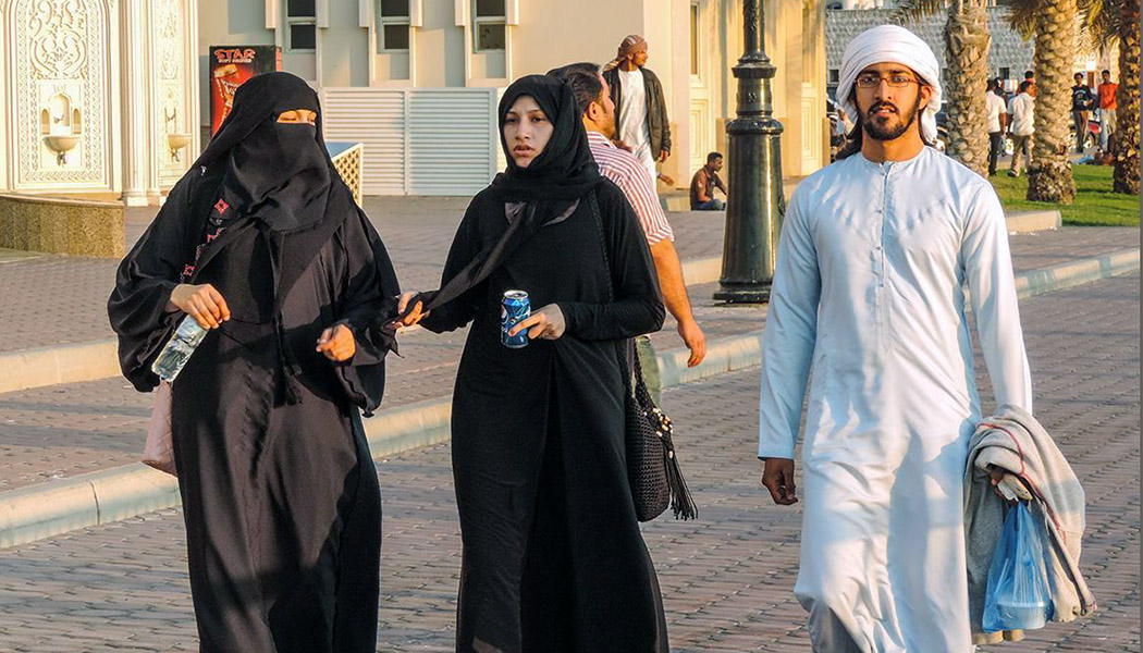Саудийки гуляют по городу