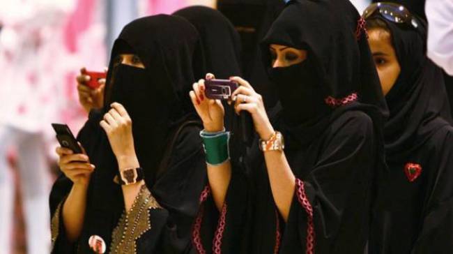Студенткам Саудовской Аравии разрешили пользоваться смартфонами в университете
