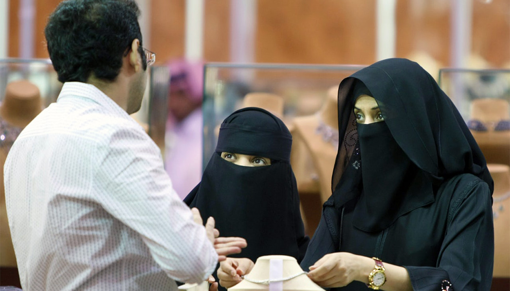 Саудийки выбирают украшения в магазине в саудовском городе Рияд