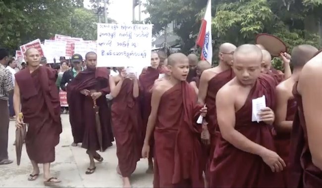 Буддийские монахи Мьянмы устроили акцию протеста против репатриации рохинья