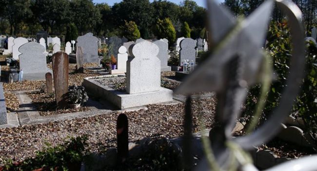 Вандал осквернил надгробия на мусульманском кладбище