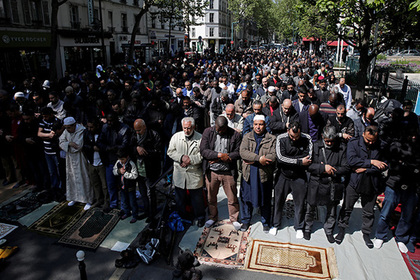 Во Франции мусульманам запретили молитву на улице