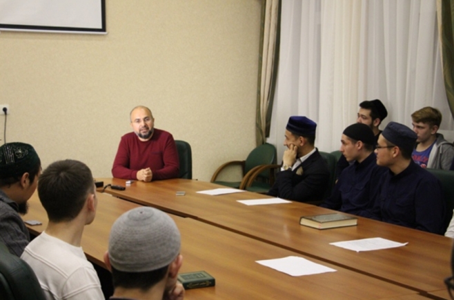 Эльмир Кулиев выступил с лекцией для студентов РИИ