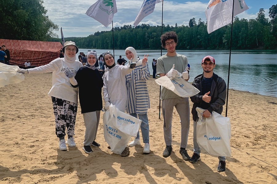 Мусульманские волонтеры помогли очистить озеро Глубокое