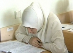 В Шымкенте протестующие родители требуют разрешить дочерям ходить в школу в хиджабах
