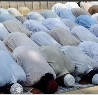 Мусульмане Франции в знак протеста совершили намаз на тротуаре