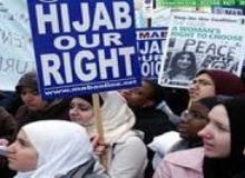 Во Франции мусульманки провели акцию под лозунгом «Матерей отстраняют, детей унижают»