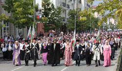 В Грозном прошло шествие девушек в национальных нарядах