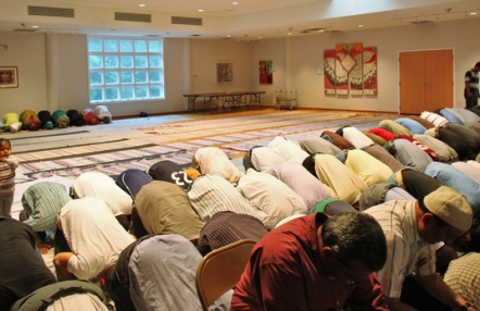 Может ли мусульманин совершить молитву в немусульманском храме?