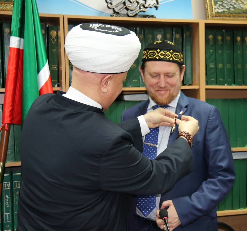 Вручение медали от Московского муфтията