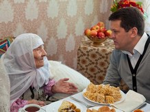 Мэр Казани поздравил казанскую долгожительницу