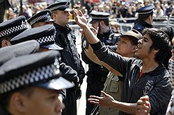 Полиция Лондона задержала более 160 националистов и антифашистов