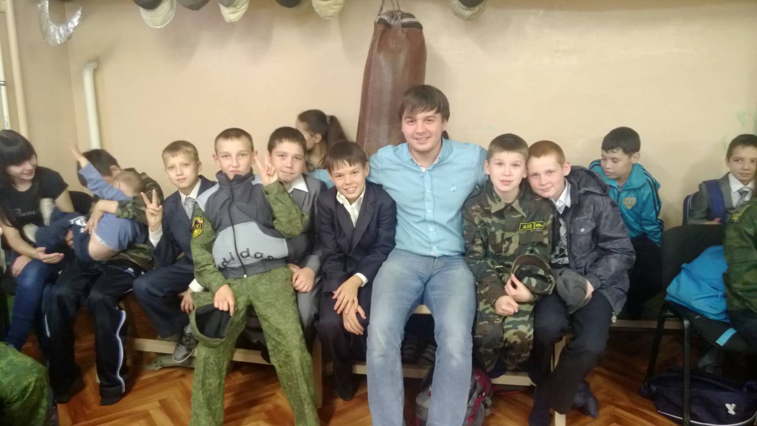 Айнур Ахметшин посетил подростковый клуб "Молодая гвардия" (+фото)