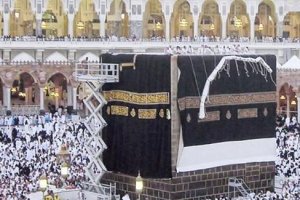 В Саудовской Аравии заменили покрывало Каабы