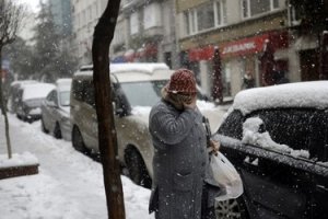 Сильный снегопад парализовал авиасообщение в Турции