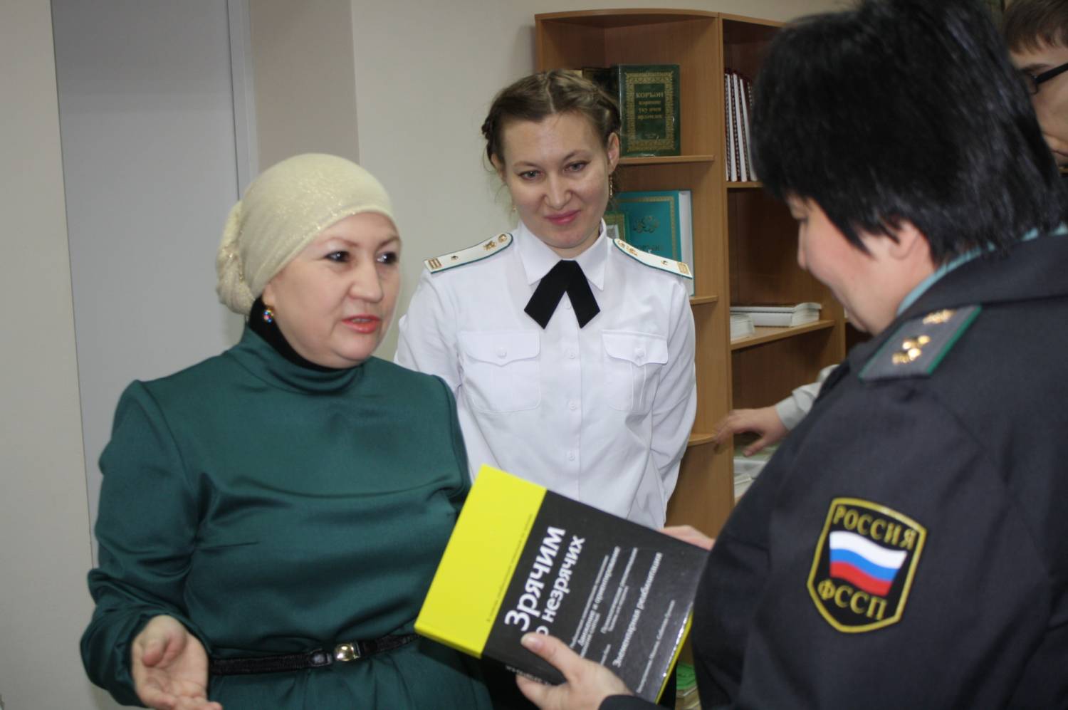 Судебные приставы преподнесли центру незрячих "Ярдэм" подарок