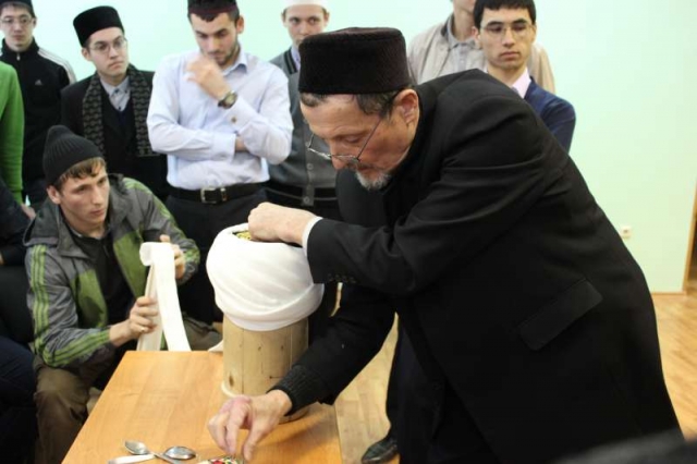 Студентов РИИ учили наматывать чалму