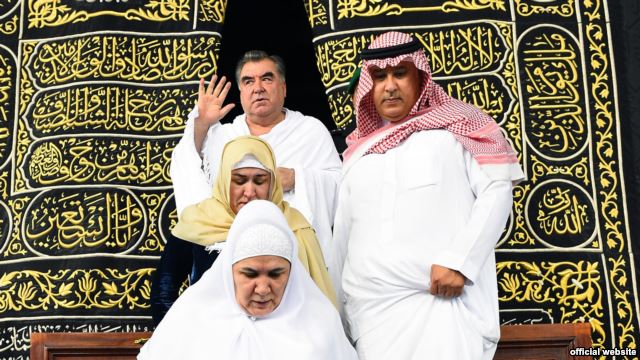 Эмомали Рахмон с семьей  совершил малый  хадж