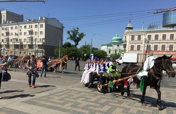 В Казани запустили конные повозки, собирающие подарки на Сабантуй