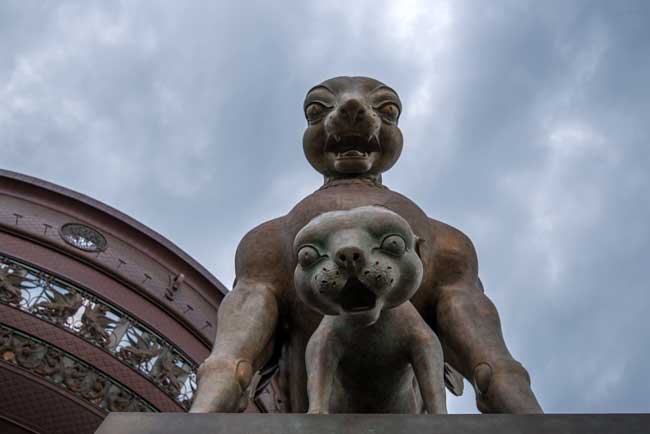 Вид спереди на скульптуры Д.Намдакова