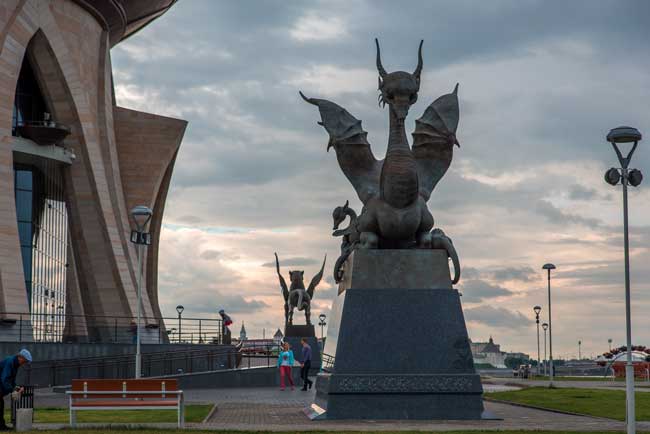 Скульптура у казанскогого ЗАГСа