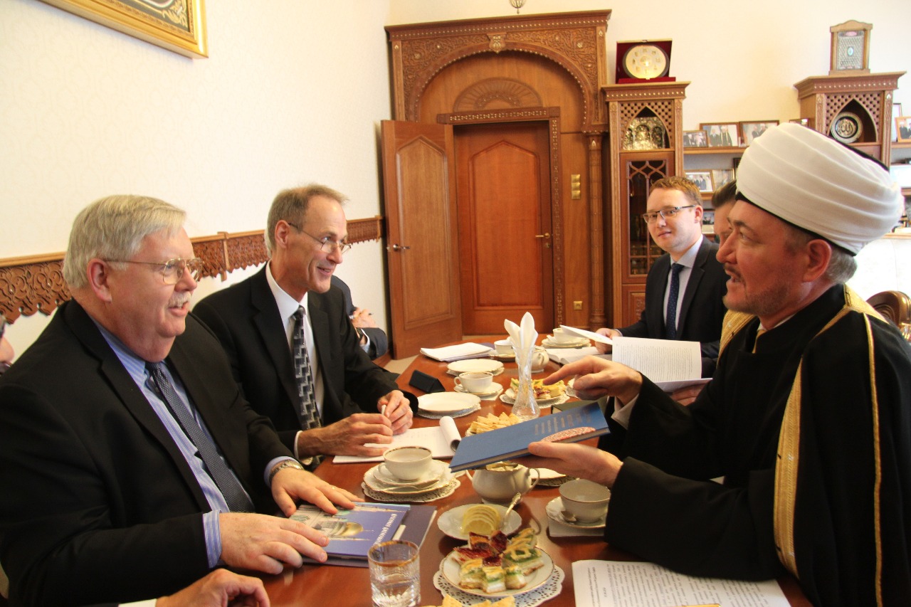 Равиль Гайнутдин угостил посла США в России татарскими пирогами