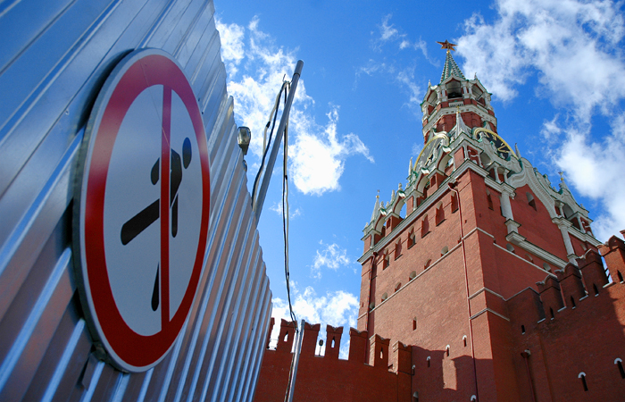 Медведев предложил упростить порядок въезда иностранцев в РФ