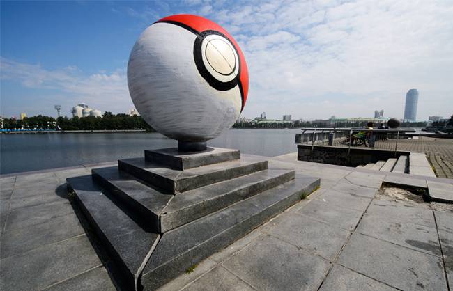 Гранитный шар на набережной реки Исеть в Екатеринбурге