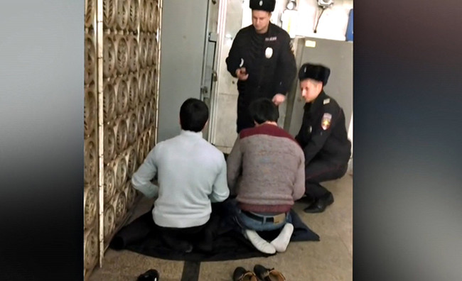Намаз в людном месте привлекает внимание полиции