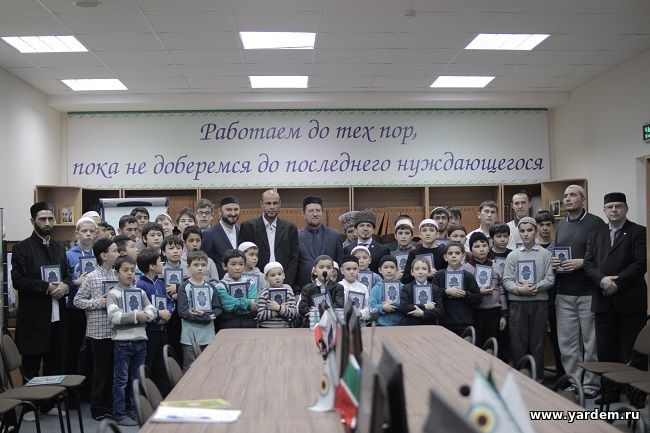 Шакирдам мечети «Ярдэм» были вручены новые издания Корана