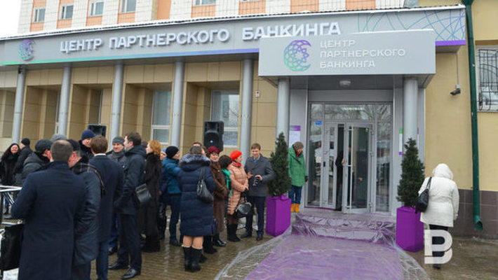 Клиенты снимают средства со счетов партнерского банка