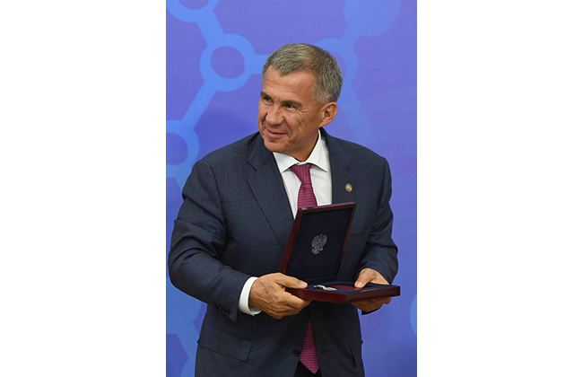 Путин и Медведев вручили ордена Минниханову