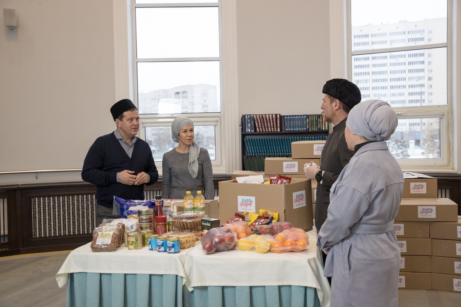 В комплексе фонда «Ярдэм» начали раздавать продуктовые новогодние наборы нуждающимся