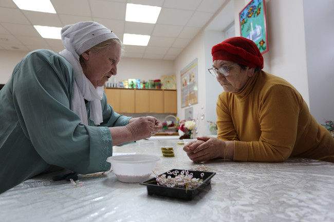 Розалия проверяет правильность плетения у новичка в этом деле.