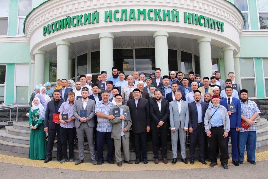 В РИИ и КИУ выпускникам вручили дипломы